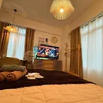 Budget Friendly Staycation Walking Distance To Venice Mall With Netflix And Wifi