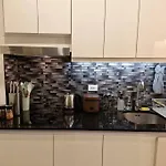 Cozy Retreat W Balcony, Netflix, Pool, Near Bgc
