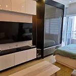 Cozy Retreat W Balcony, Netflix, Pool, Near Bgc