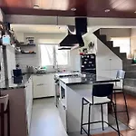 Spacious 1 Bedroom Home With Roofdeck In Malabon