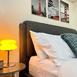 Mckinley Bgc Sleek Luxury Studio, Pool & Wi-Fi