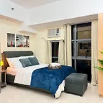 Mckinley Bgc Sleek Luxury Studio, Pool & Wi-Fi