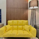 Mckinley Bgc Sleek Luxury Studio, Pool & Wi-Fi
