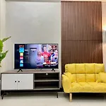 Mckinley Bgc Sleek Luxury Studio, Pool & Wi-Fi