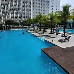 Spacious Pool View 2Br 2Bath Apt In Makati