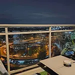 Azure Skyview 1Br Netflix Karaoke Ps3 Airport