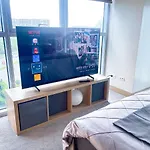 Luxury 2Br Corner Near Solaire & Okada II Sunset