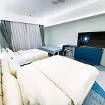 Lovely Penthouse Across City Of Dreams, Airport