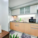 Large One Bedroom Unit In Uptown Bgc