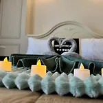 Chic Staycation With Balcony,Few Step In Venice Mall