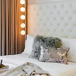 Extraordinary 1-Bedroom In Uptown Parksuites Bgc