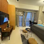 Industrial Chic Studio In Mckinley Hill Walk To Venice Mall