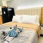 Staycation Near Venice Mall Mckinley Taguig