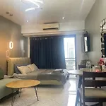 Studio For 4 With Netflix, 55In Tv, 200Mbs Net, In Heart Of Makati
