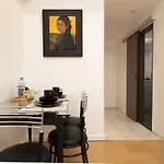 Comfy Greenbelt Suite - Fiber Wifi & Free Pool