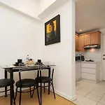 Comfy Greenbelt Suite - Fiber Wifi & Free Pool