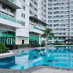 Tower 1 Rm 305 Free Parking, Free Pool, Balcony, 1Bedroom 4 Beds