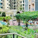 Cozy Staycation Venice With Balcony Mckinley Near Bgc