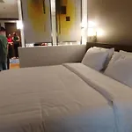 Novotel Residences Hotel Manila Luxury Suites With Pool & Gym Access At Acqua