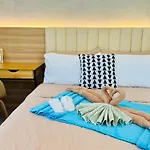 Budget Friendly Staycation Walking Distance To Venice Mall With Netflix And Wifi