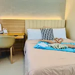 Budget Friendly Staycation Walking Distance To Venice Mall With Netflix And Wifi