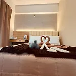 Budget Friendly Staycation Walking Distance To Venice Mall With Netflix And Wifi
