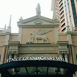 Simple Habitat @ Viceroy Mckinley Hill