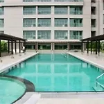 Mandaluyong 2 Bedroom W 2 Queen, 50Hdtv Across Shangrila Mall