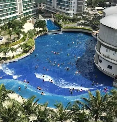 Manila Urban Resort At Azure