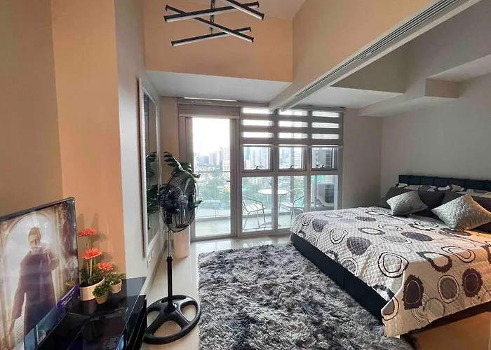 Free Parking With Balcony And City View At Uptown Parksuites Bgc