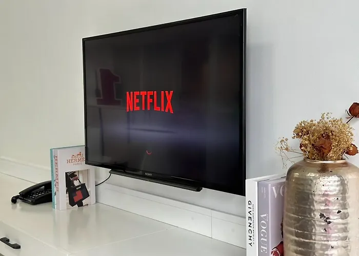 Suzi Home Bgc With Sauna, Gym, Netflix, Pool & High Speed Internet