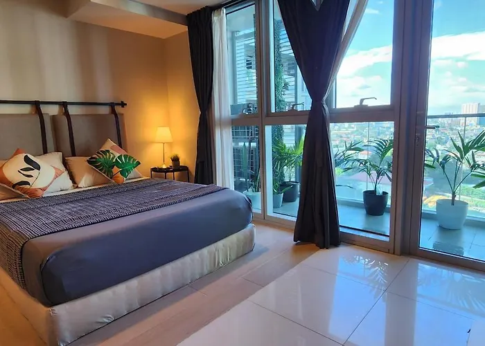 Spacious Unit At Uptown Parksuites Across Uptown Mall And Mitsukoshi Mall Free Parking With Washer