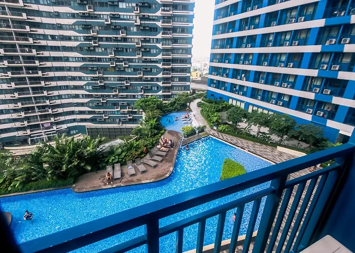 Cozy Peacock Hideaway Stylish Makati Condo 300 Mbps Gym Swim Park
