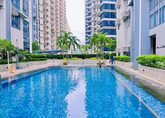 Mckinley Bgc Sleek Luxury Studio, Pool & Wi-Fi