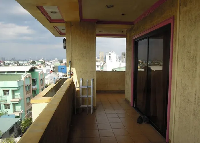 Pink Manila Hostel