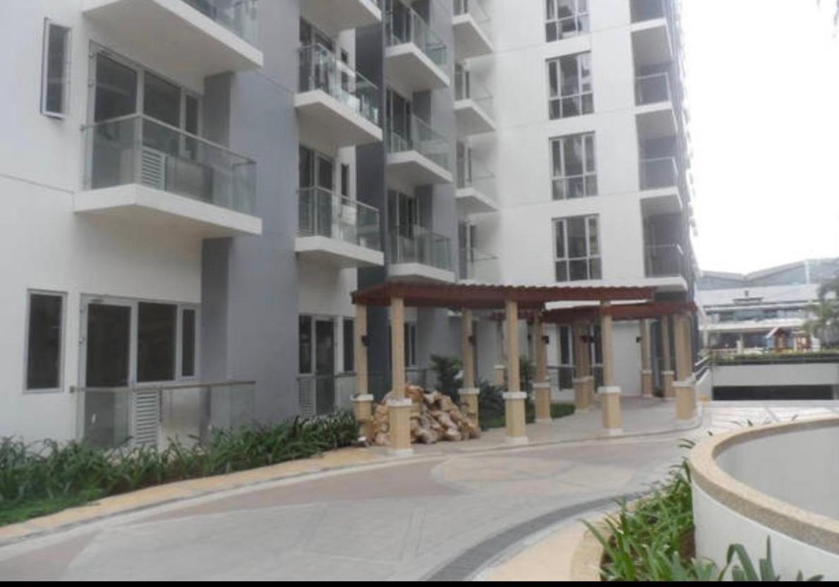 Favila Condotel Unit In Palmtree Newport Walking Distance To Airport Terminal 3 Accessable To Airport Terminal 1 &2 * Manila