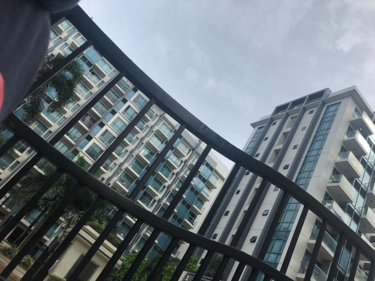 Favila Condotel Unit In Palmtree Newport Walking Distance To Airport Terminal 3 Accessable To Airport Terminal 1 &2