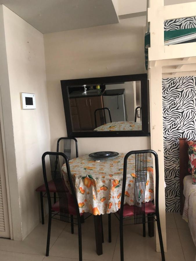 Favila Condotel Unit In Palmtree Newport Walking Distance To Airport Terminal 3 Accessable To Airport Terminal 1 &2 *