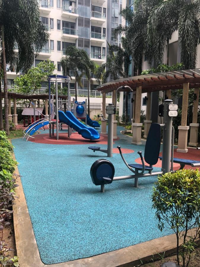 Favila Condotel Unit In Palmtree Newport Walking Distance To Airport Terminal 3 Accessable To Airport Terminal 1 &2 Apartment Manila