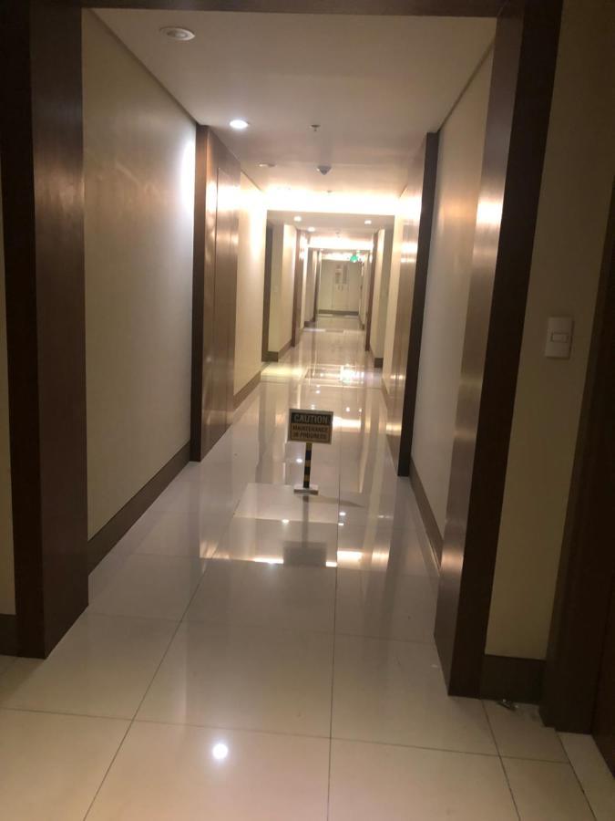 Favila Condotel Unit In Palmtree Newport Walking Distance To Airport Terminal 3 Accessable To Airport Terminal 1 &2 *