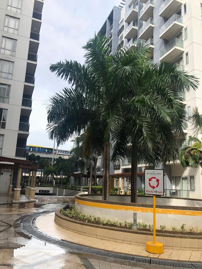 Favila Condotel Unit In Palmtree Newport Walking Distance To Airport Terminal 3 Accessable To Airport Terminal 1 &2 *