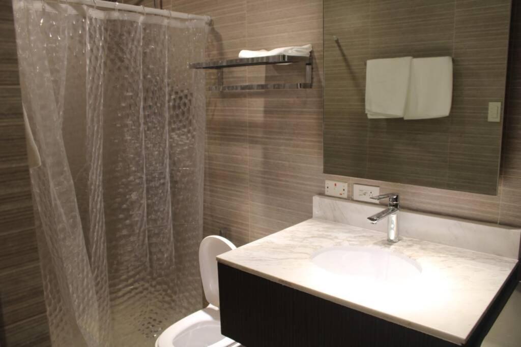 A2j Luxury Bgc Balcony Near Sm Aura Taguig Apartment