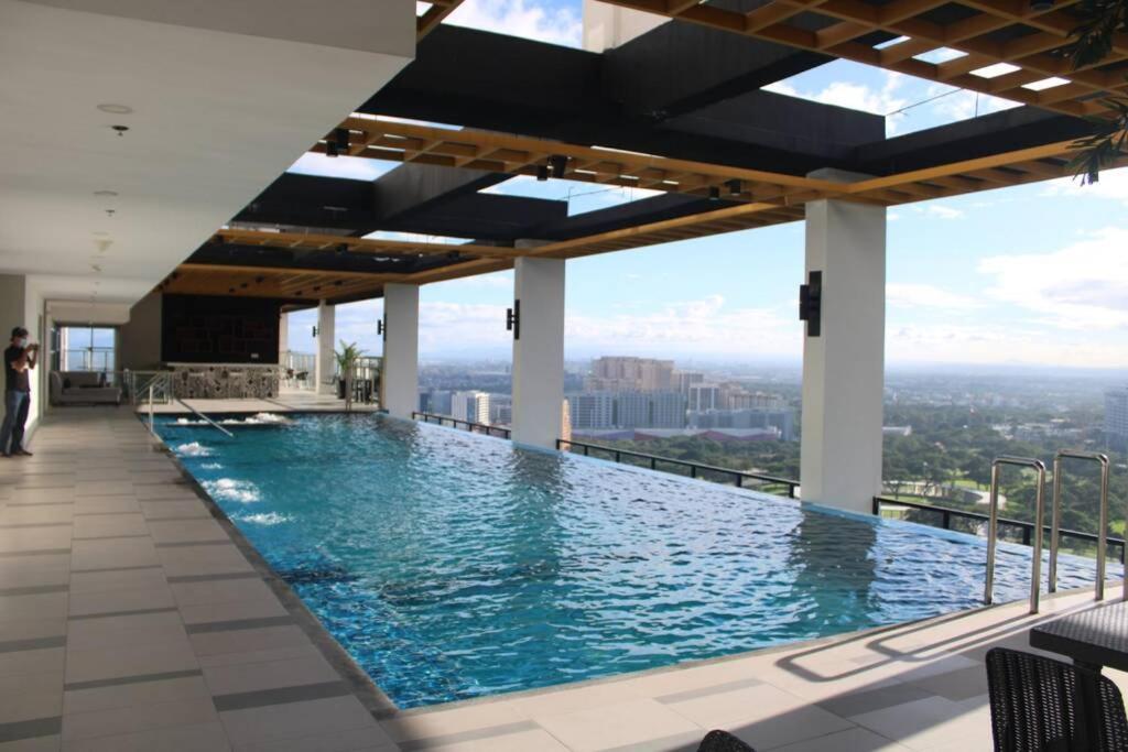 A2j Luxury Bgc Balcony Near Sm Aura Taguig Apartment