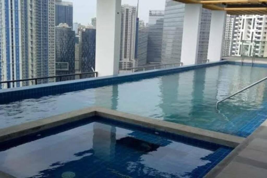 Apartment A2j Luxury Bgc Balcony Near Sm Aura Taguig
