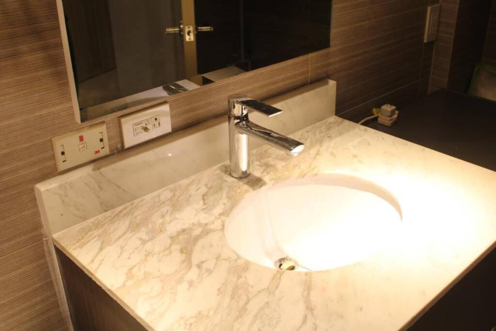 A2j Luxury Bgc Balcony Near Sm Aura Taguig Manila