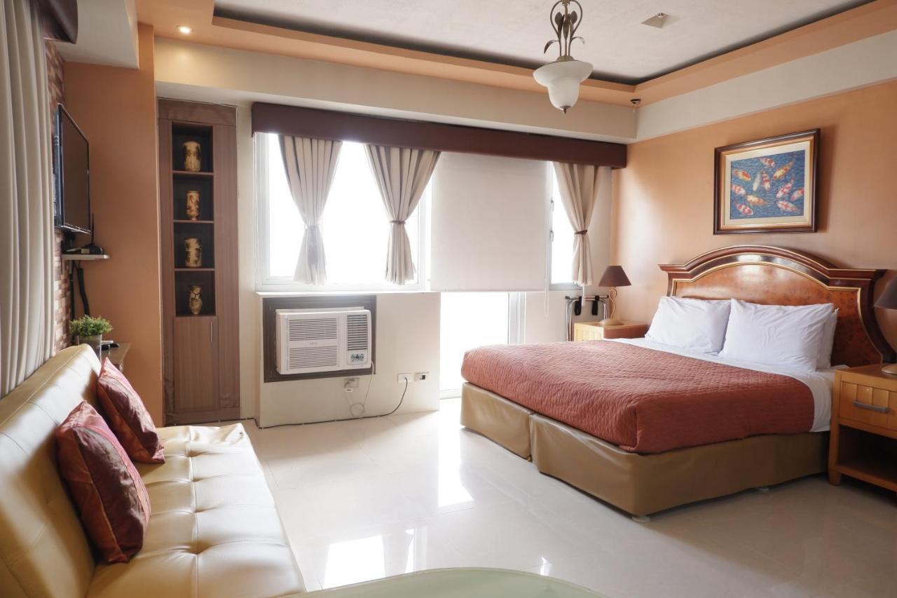 One Palm Tree Apartment *