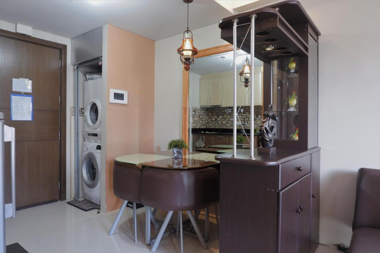 One Palm Tree Apartment *