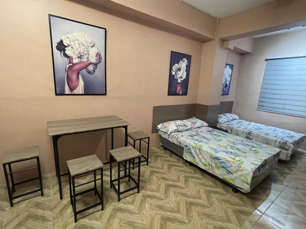Staycation Netflix Wifi Thousand Cable Channels Games And Board Games Fiber Net Cozy Comfy Relax *