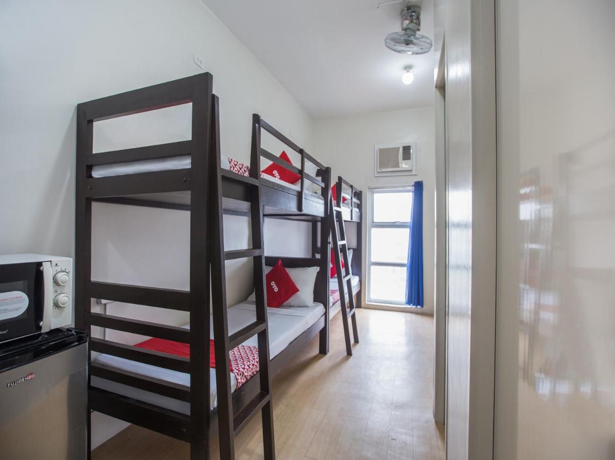 Oyo 699 Forbes Hall Hotel