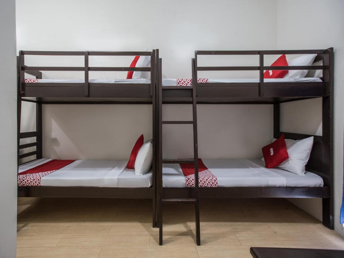Hotel Oyo 699 Forbes Hall Manila